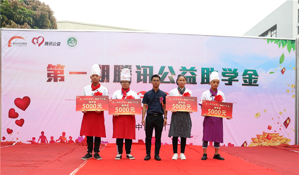 �����¶������ѧУ��һ����Ѷ������ѧ�𷢷���ʽů��ʢ��