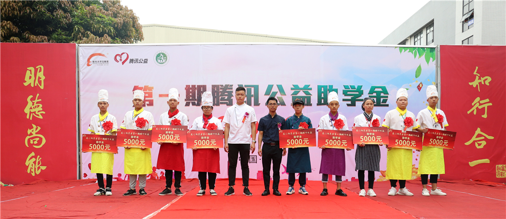 �����¶������ѧУ��һ����Ѷ������ѧ�𷢷���ʽů��ʢ��