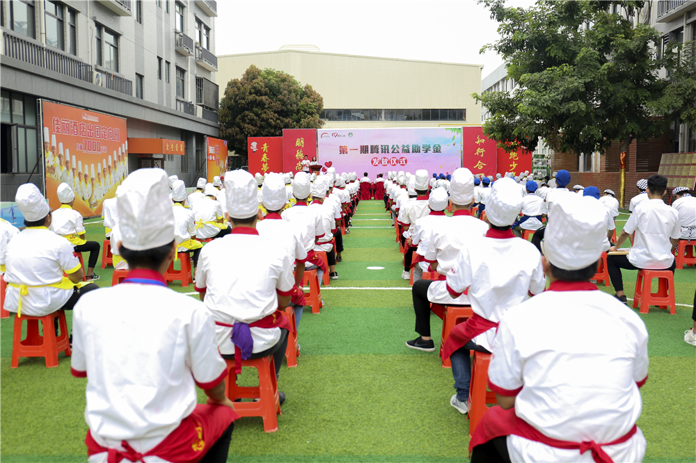 �����¶������ѧУ��һ����Ѷ������ѧ�𷢷���ʽů��ʢ��