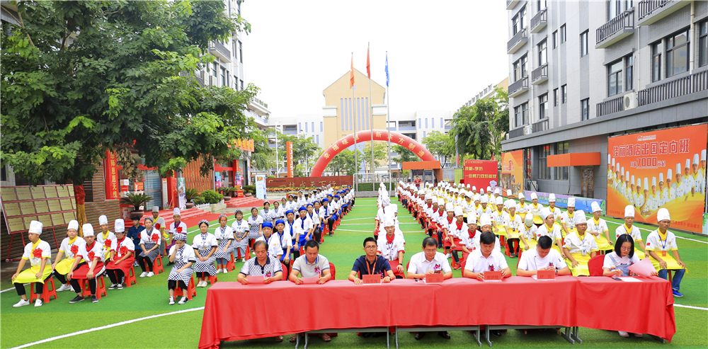 �����¶������ѧУ��һ����Ѷ������ѧ�𷢷���ʽů��ʢ��