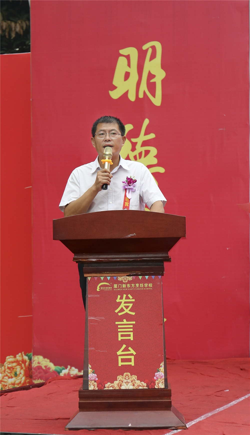 �����¶������ѧУ��һ����Ѷ������ѧ�𷢷���ʽů��ʢ��