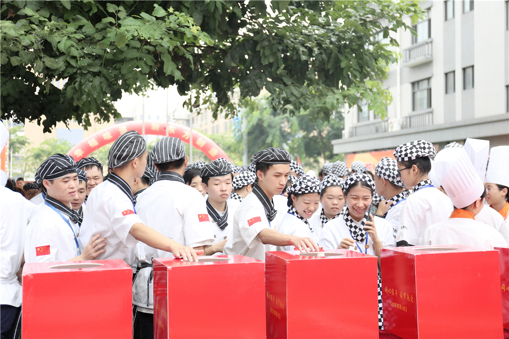 �����¶������ѧУ������ѧ��������ʽů��ʢ��