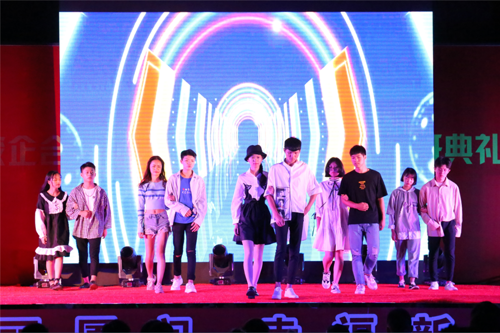 ���ഺ���� �� Ѥ������������¶������ѧУʦ�������������Բ����ɣ�