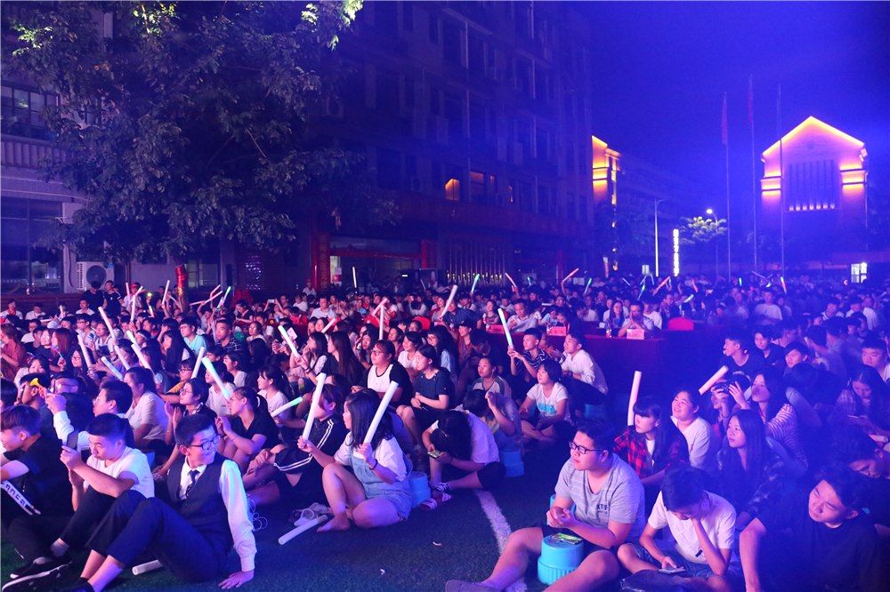 ���ഺ���� �� Ѥ������������¶������ѧУʦ�������������Բ����ɣ�