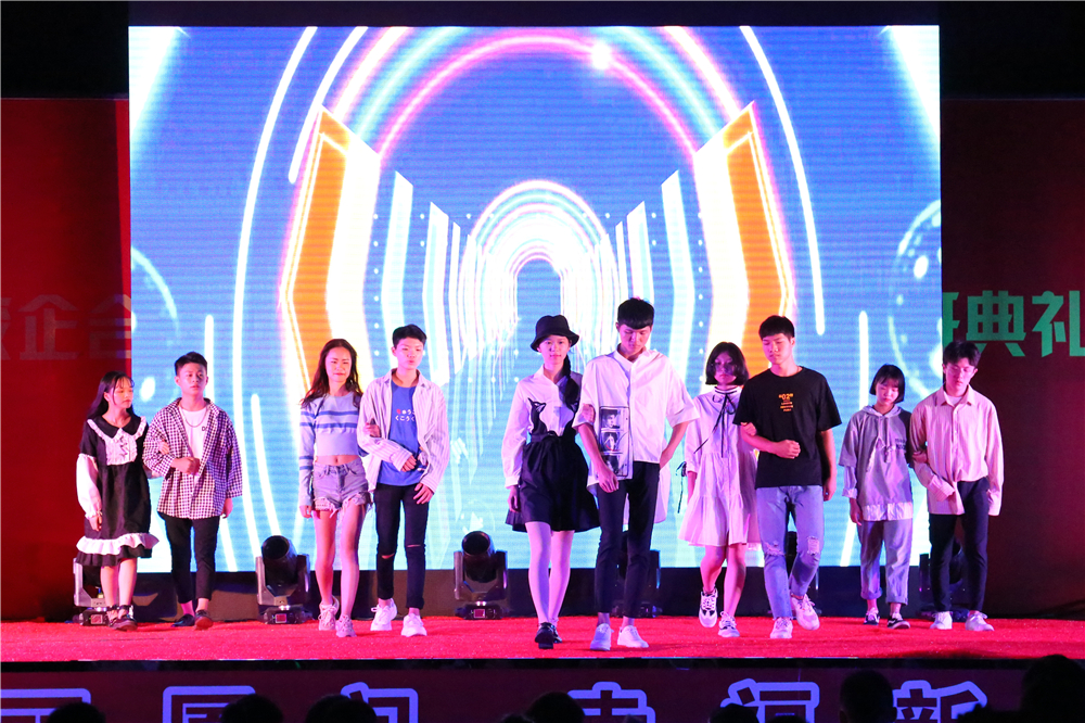 ���ഺ���� �� Ѥ������������¶������ѧУʦ�������������Բ����ɣ�