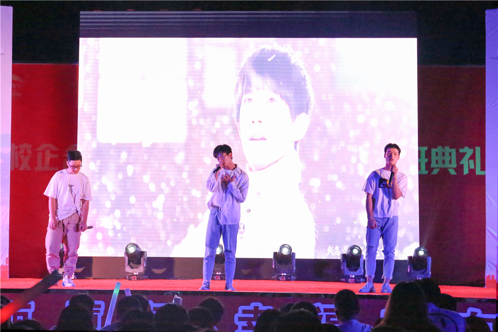 ���ഺ���� �� Ѥ������������¶������ѧУʦ�������������Բ����ɣ�