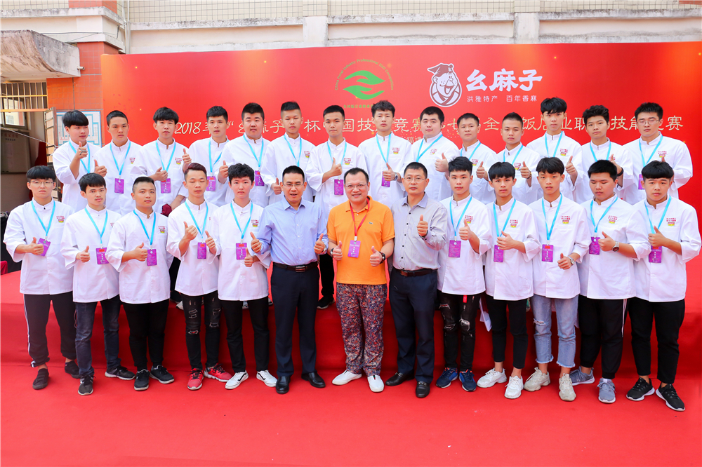 ����ҫ������ �����¶���ѧ���¶ᡰȫ������ҵְҵ���ܾ�����8ö���ƣ�14ö���ƣ�8ö