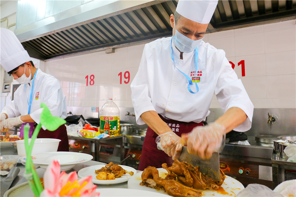 ����ҫ������ �����¶���ѧ���¶ᡰȫ������ҵְҵ���ܾ�����8ö���ƣ�14ö���ƣ�8ö