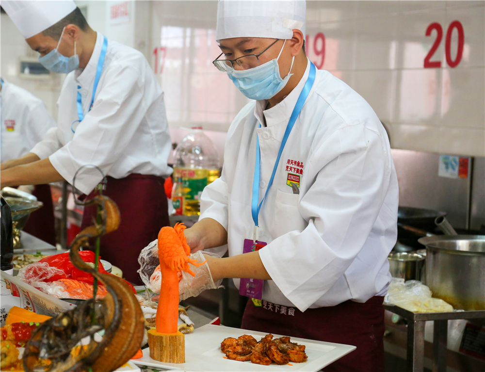 ����ҫ������ �����¶���ѧ���¶ᡰȫ������ҵְҵ���ܾ�����8ö���ƣ�14ö���ƣ�8ö