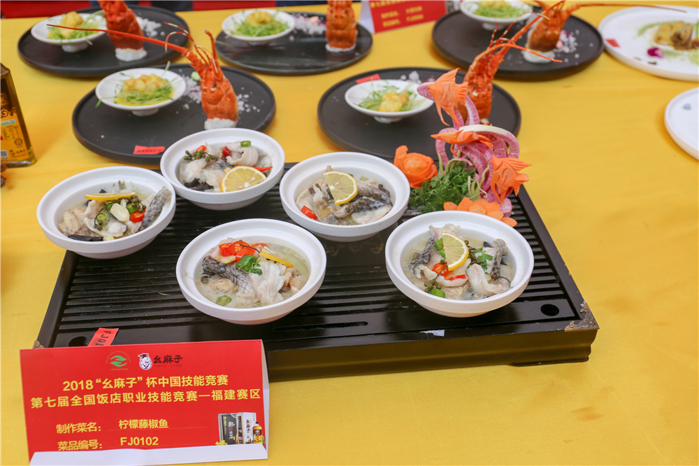 ����ҫ������ �����¶���ѧ���¶ᡰȫ������ҵְҵ���ܾ�����8ö���ƣ�14ö���ƣ�8ö