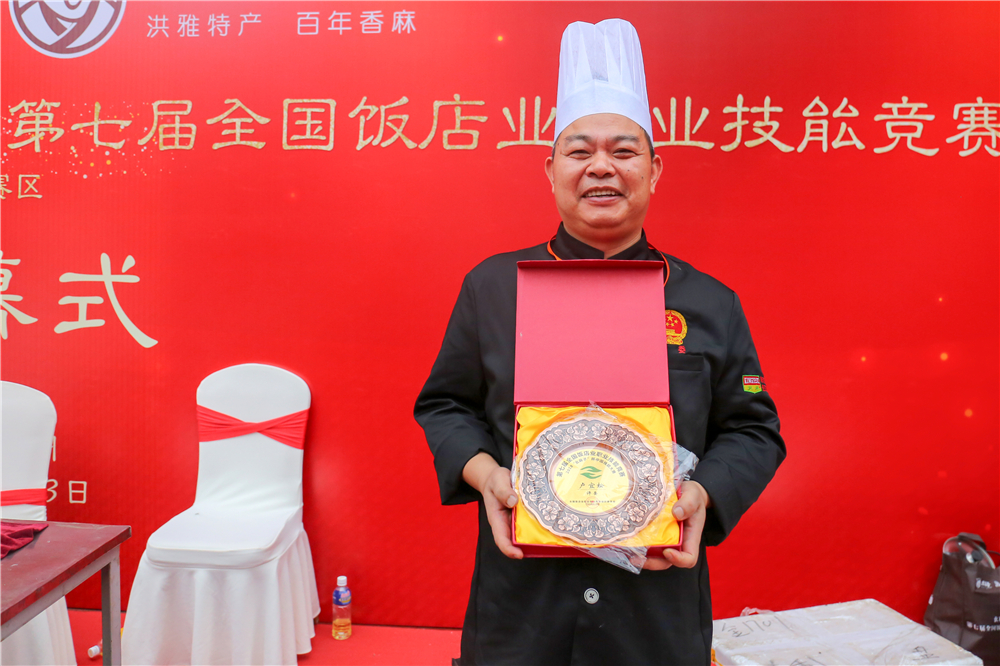 ����ҫ������ �����¶���ѧ���¶ᡰȫ������ҵְҵ���ܾ�����8ö���ƣ�14ö���ƣ�8ö