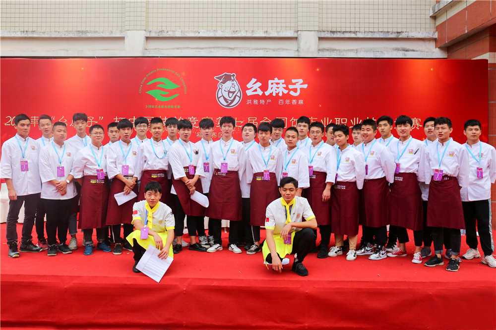 ����ҫ������ �����¶���ѧ���¶ᡰȫ������ҵְҵ���ܾ�����8ö���ƣ�14ö���ƣ�8ö