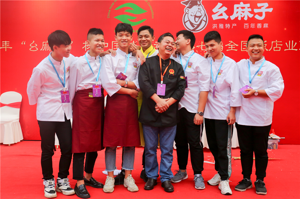 ����ҫ������ �����¶���ѧ���¶ᡰȫ������ҵְҵ���ܾ�����8ö���ƣ�14ö���ƣ�8ö