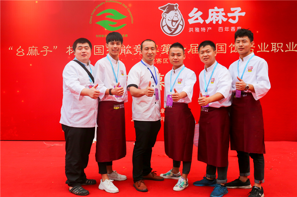 ����ҫ������ �����¶���ѧ���¶ᡰȫ������ҵְҵ���ܾ�����8ö���ƣ�14ö���ƣ�8ö