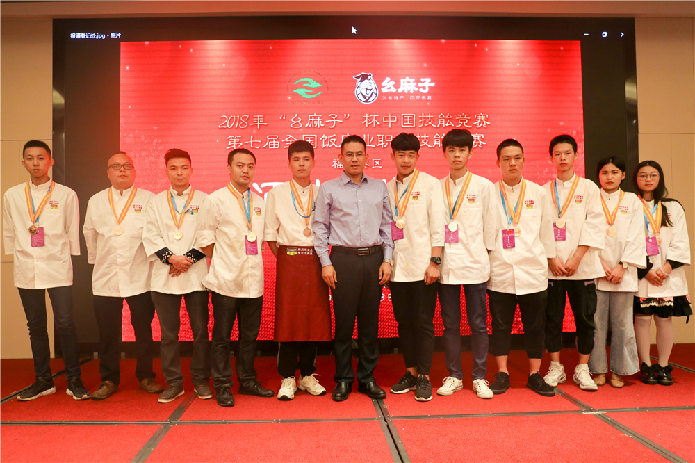 ����ҫ������ �����¶���ѧ���¶ᡰȫ������ҵְҵ���ܾ�����8ö���ƣ�14ö���ƣ�8ö