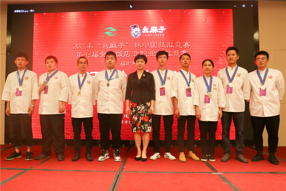 ����ҫ������ �����¶���ѧ���¶ᡰȫ������ҵְҵ���ܾ�����8ö���ƣ�14ö���ƣ�8ö