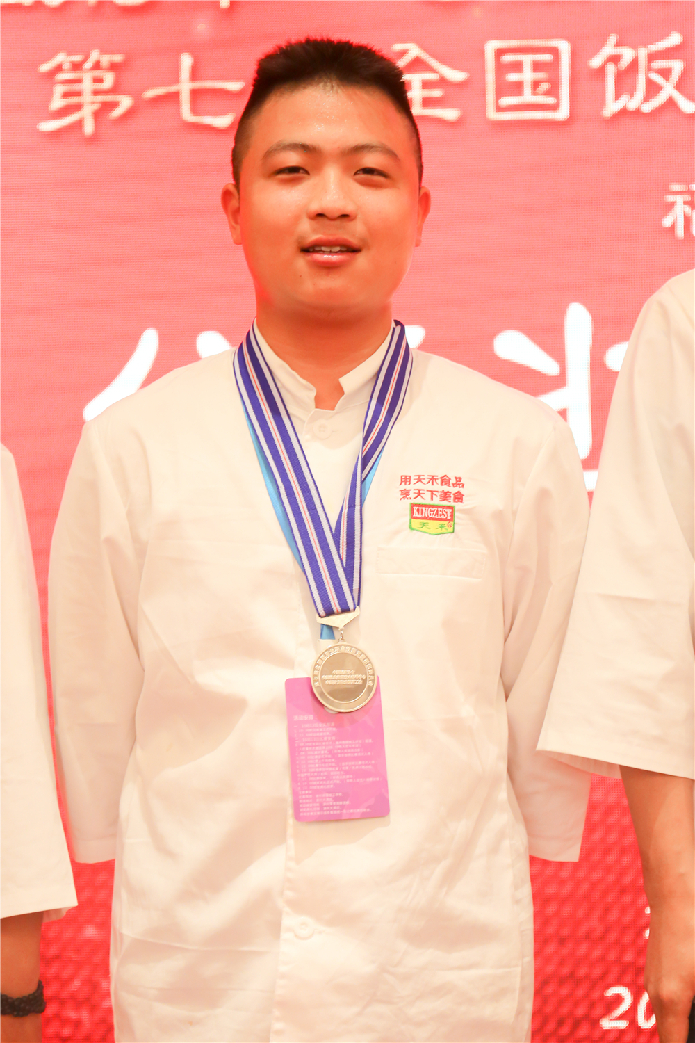 ����ҫ������ �����¶���ѧ���¶ᡰȫ������ҵְҵ���ܾ�����8ö���ƣ�14ö���ƣ�8ö