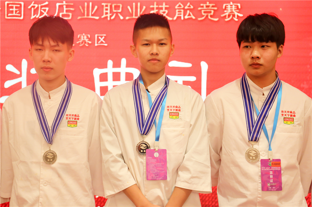 ����ҫ������ �����¶���ѧ���¶ᡰȫ������ҵְҵ���ܾ�����8ö���ƣ�14ö���ƣ�8ö