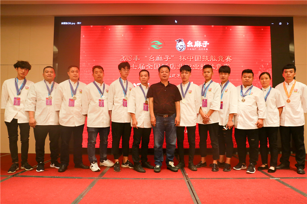 ����ҫ������ �����¶���ѧ���¶ᡰȫ������ҵְҵ���ܾ�����8ö���ƣ�14ö���ƣ�8ö