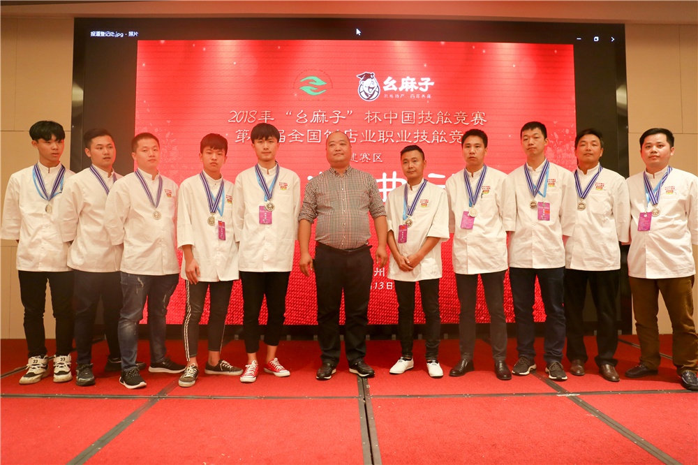 ����ҫ������ �����¶���ѧ���¶ᡰȫ������ҵְҵ���ܾ�����8ö���ƣ�14ö���ƣ�8ö