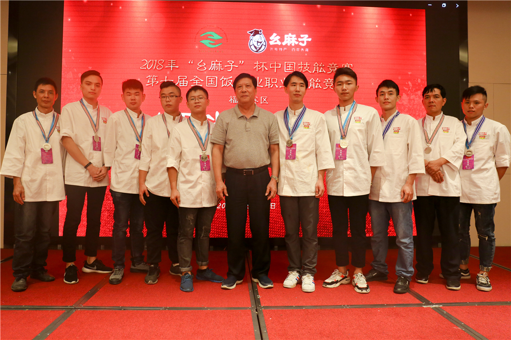 ����ҫ������ �����¶���ѧ���¶ᡰȫ������ҵְҵ���ܾ�����8ö���ƣ�14ö���ƣ�8ö