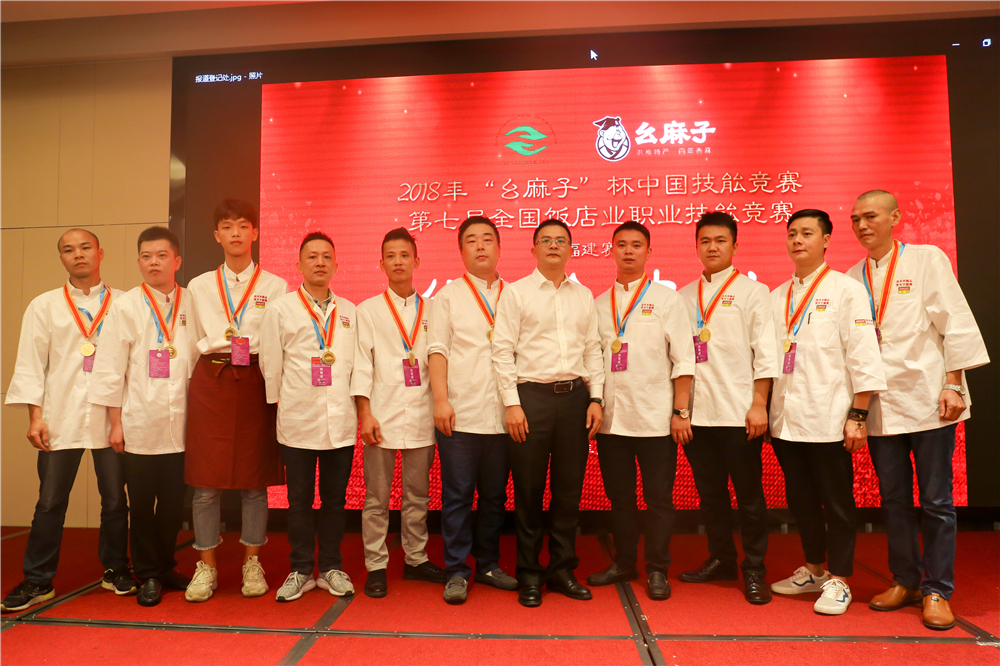 ����ҫ������ �����¶���ѧ���¶ᡰȫ������ҵְҵ���ܾ�����8ö���ƣ�14ö���ƣ�8ö