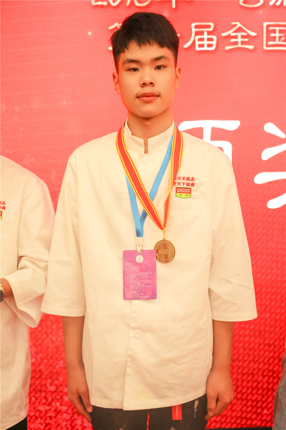 ����ҫ������ �����¶���ѧ���¶ᡰȫ������ҵְҵ���ܾ�����8ö���ƣ�14ö���ƣ�8ö