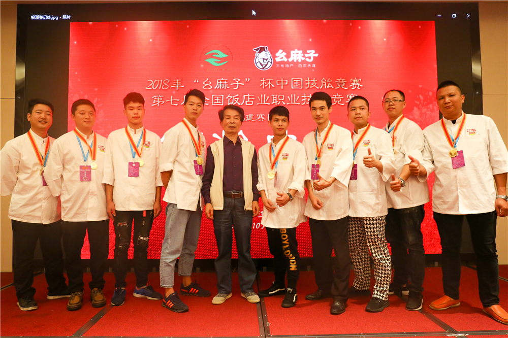 ����ҫ������ �����¶���ѧ���¶ᡰȫ������ҵְҵ���ܾ�����8ö���ƣ�14ö���ƣ�8ö