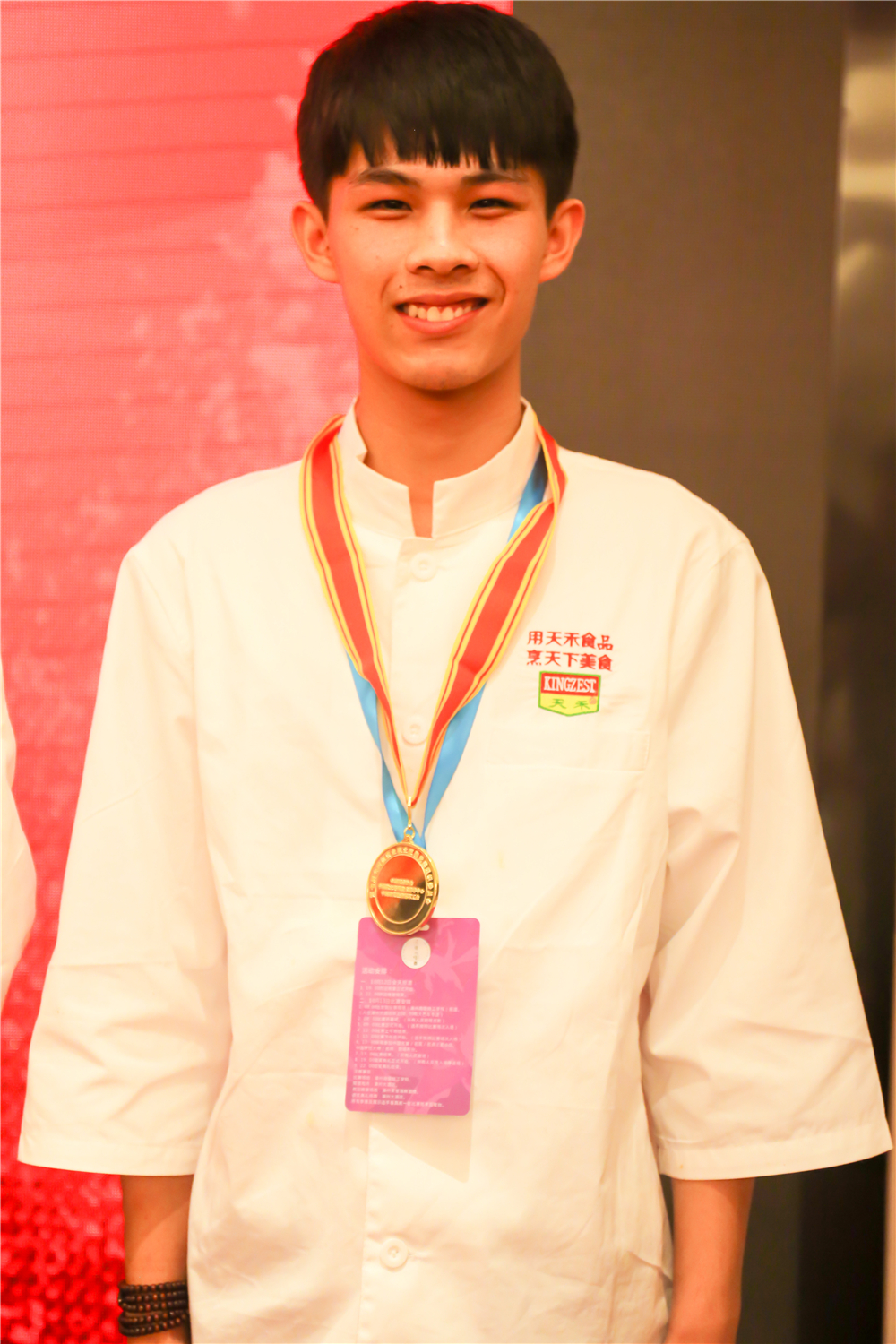 ����ҫ������ �����¶���ѧ���¶ᡰȫ������ҵְҵ���ܾ�����8ö���ƣ�14ö���ƣ�8ö