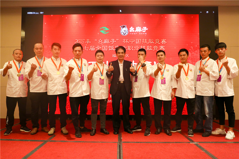 ����ҫ������ �����¶���ѧ���¶ᡰȫ������ҵְҵ���ܾ�����8ö���ƣ�14ö���ƣ�8ö