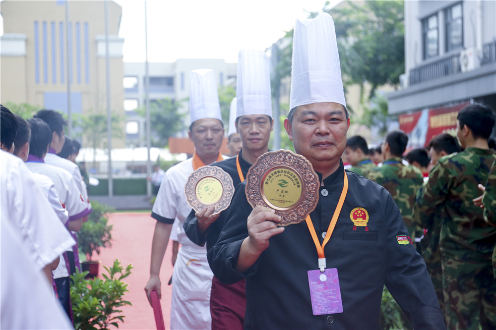 ����ҫ������ �����¶���ѧ���¶ᡰȫ������ҵְҵ���ܾ�����8ö���ƣ�14ö���ƣ�8ö