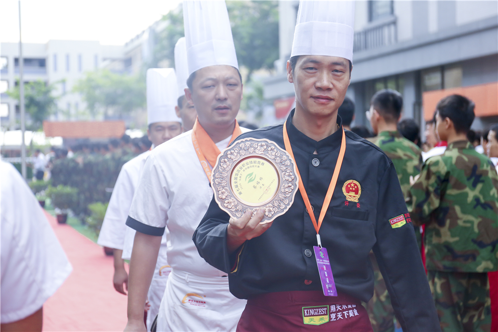 ����ҫ������ �����¶���ѧ���¶ᡰȫ������ҵְҵ���ܾ�����8ö���ƣ�14ö���ƣ�8ö