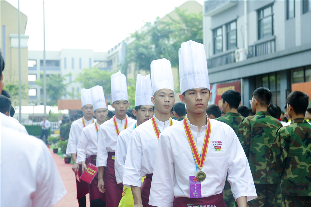 ����ҫ������ �����¶���ѧ���¶ᡰȫ������ҵְҵ���ܾ�����8ö���ƣ�14ö���ƣ�8ö