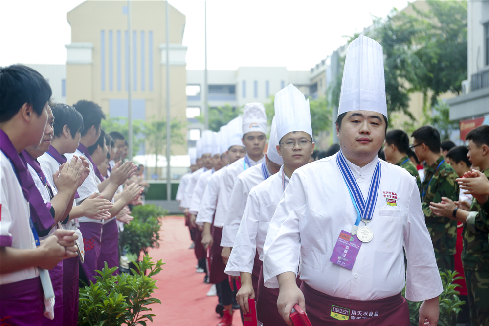 ����ҫ������ �����¶���ѧ���¶ᡰȫ������ҵְҵ���ܾ�����8ö���ƣ�14ö���ƣ�8ö