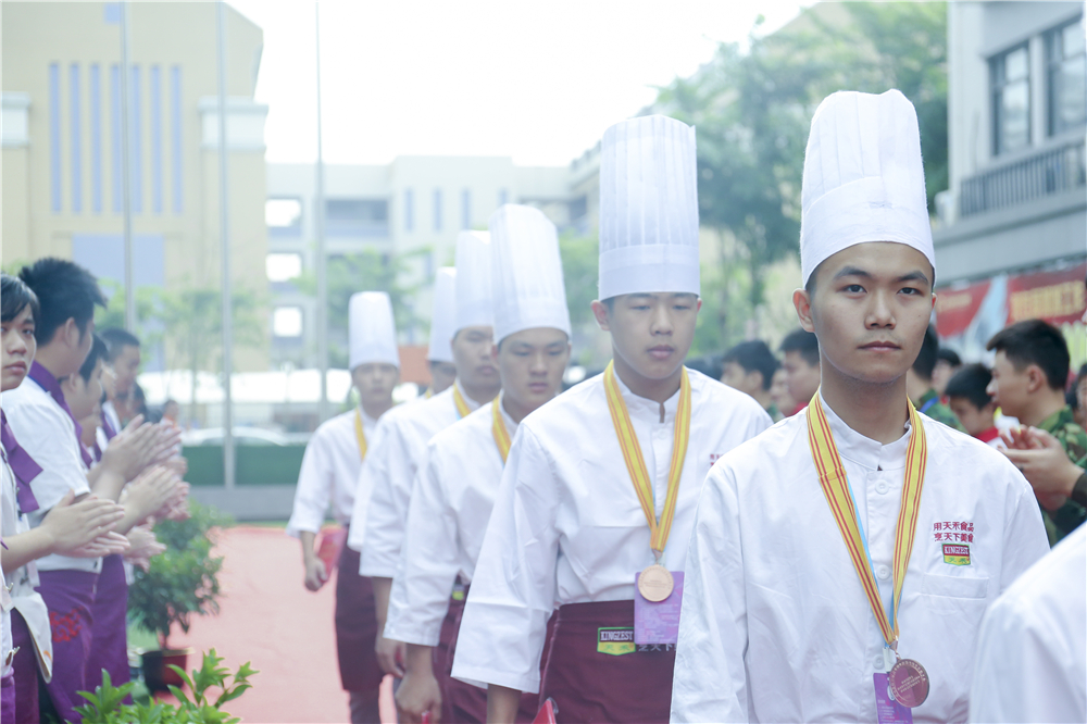 ����ҫ������ �����¶���ѧ���¶ᡰȫ������ҵְҵ���ܾ�����8ö���ƣ�14ö���ƣ�8ö