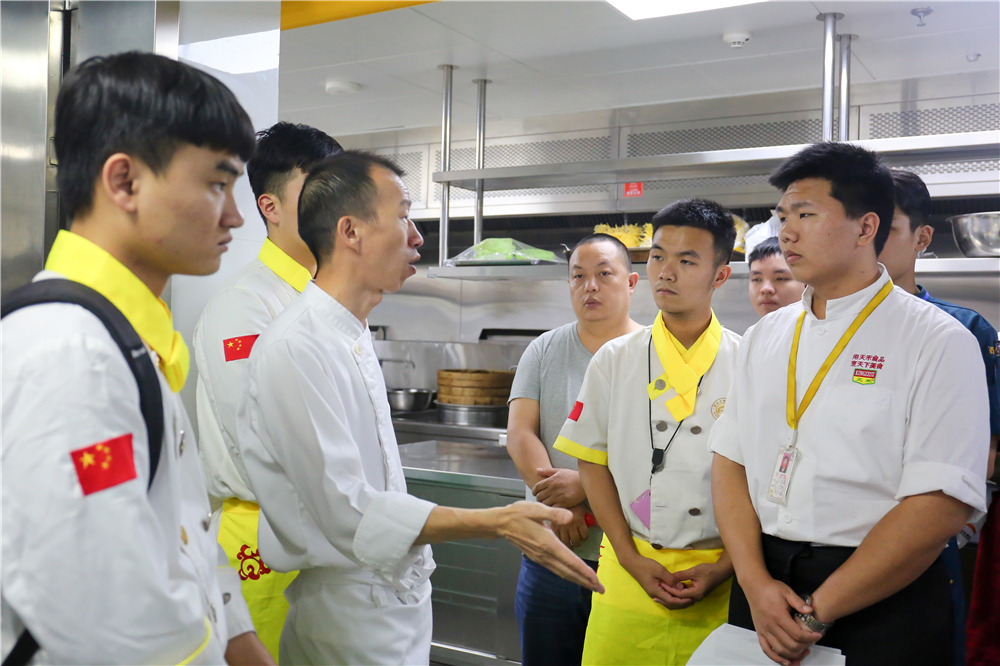 �����¶������ѧУʦ���߽�����Ƶ꼰�������Ĳι�ѧϰ