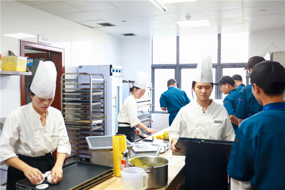 �����¶������ѧУʦ���ι��������������Ϸ��