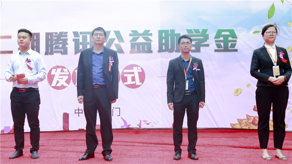 �ж��ڣ�Ϊ���������������¶������ѧУ�ڶ�����Ѷ������ѧ�𷢷���ʽů��ʢ��