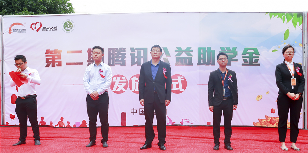 �ж��ڣ�Ϊ���������������¶������ѧУ�ڶ�����Ѷ������ѧ�𷢷���ʽů��ʢ��