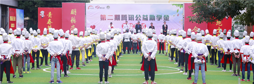 �ж��ڣ�Ϊ���������������¶������ѧУ�ڶ�����Ѷ������ѧ�𷢷���ʽů��ʢ��