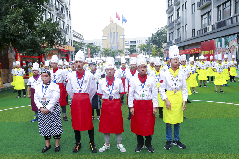 �ж��ڣ�Ϊ���������������¶������ѧУ�ڶ�����Ѷ������ѧ�𷢷���ʽů��ʢ��