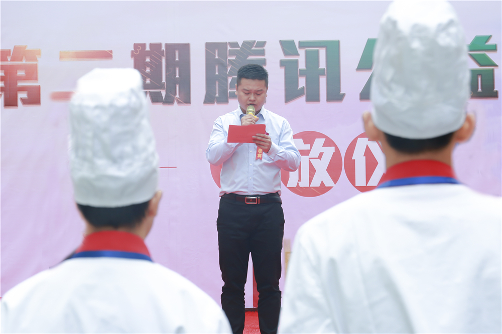 �ж��ڣ�Ϊ���������������¶������ѧУ�ڶ�����Ѷ������ѧ�𷢷���ʽů��ʢ��