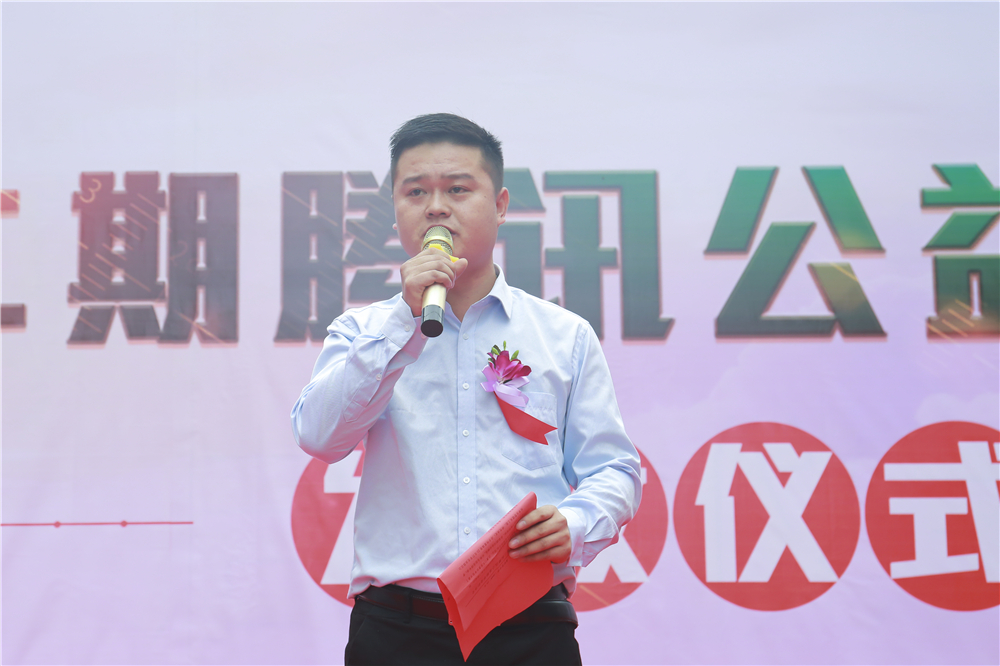 �ж��ڣ�Ϊ���������������¶������ѧУ�ڶ�����Ѷ������ѧ�𷢷���ʽů��ʢ��