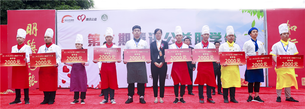 �ж��ڣ�Ϊ���������������¶������ѧУ�ڶ�����Ѷ������ѧ�𷢷���ʽů��ʢ��