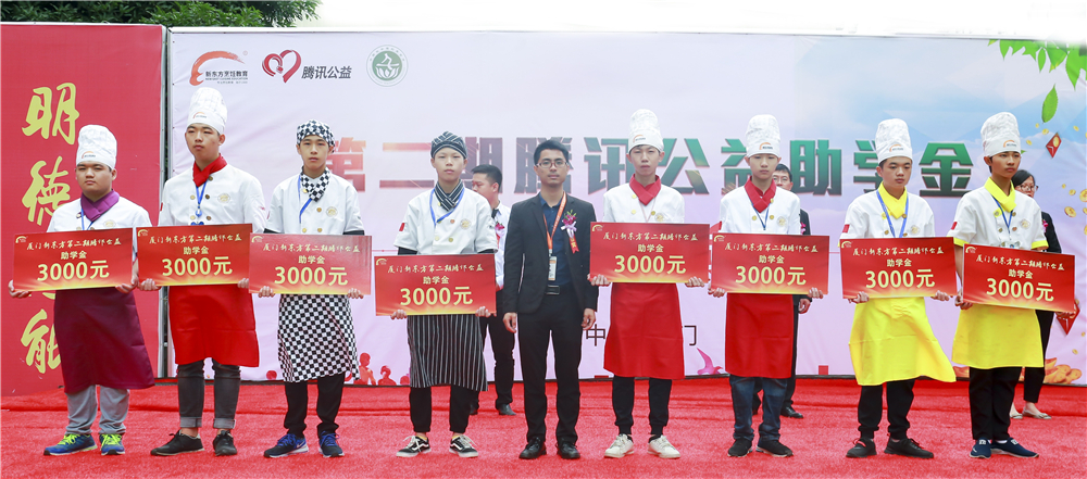 �ж��ڣ�Ϊ���������������¶������ѧУ�ڶ�����Ѷ������ѧ�𷢷���ʽů��ʢ��