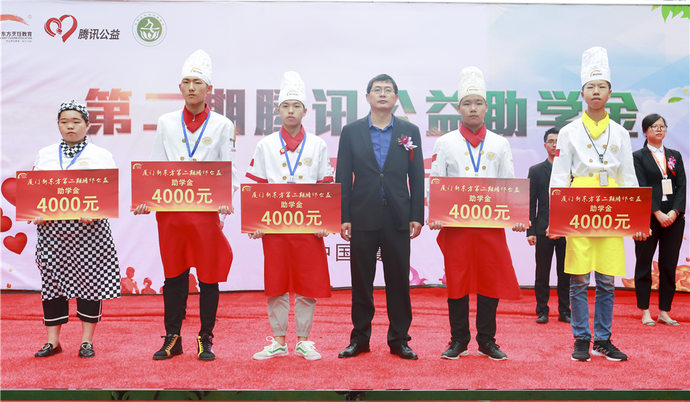 �ж��ڣ�Ϊ���������������¶������ѧУ�ڶ�����Ѷ������ѧ�𷢷���ʽů��ʢ��