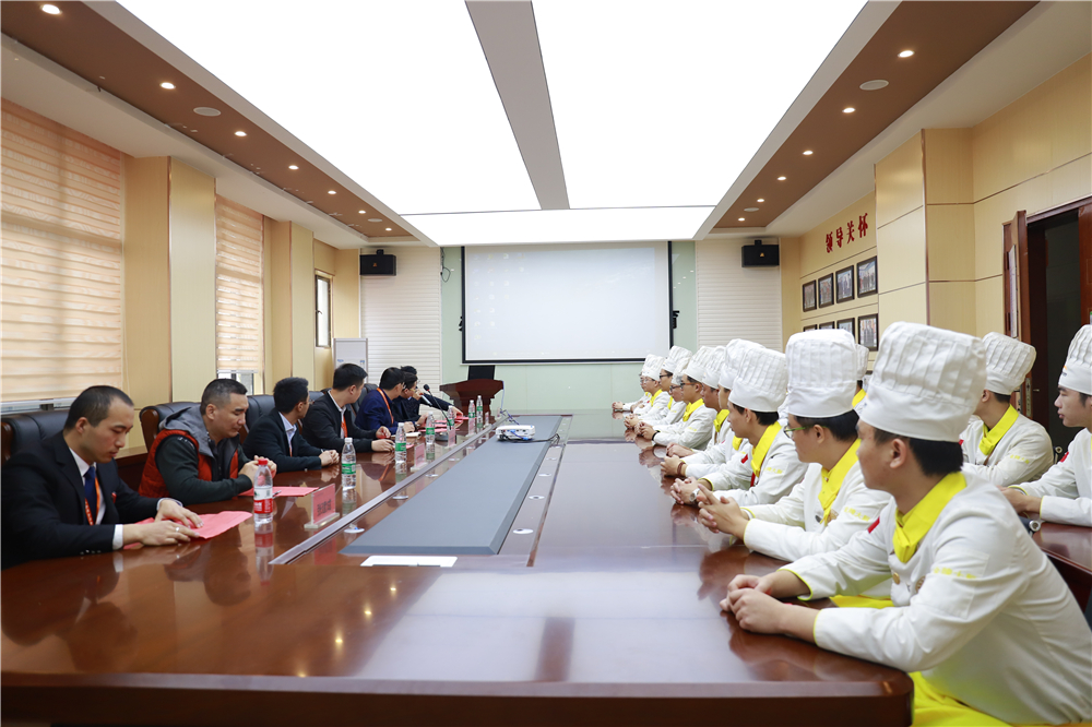 �����¶������ѧУ���ͱ�ҵ��ǰ��������¥������