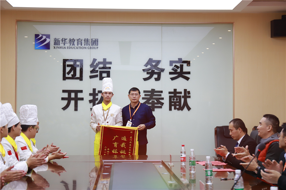 �����¶������ѧУ���ͱ�ҵ��ǰ��������¥������