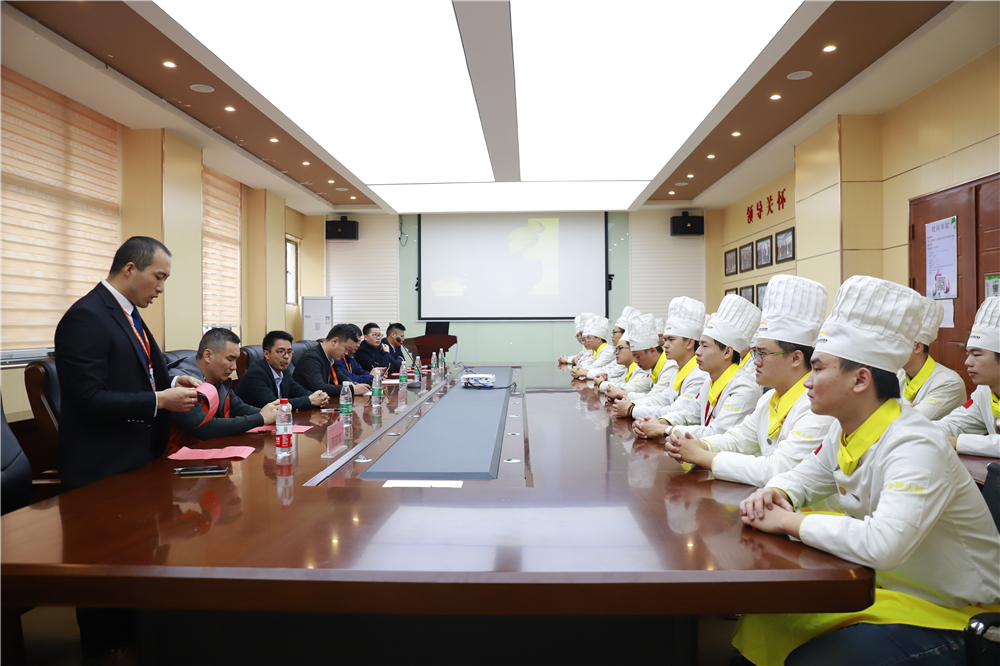 �����¶������ѧУ���ͱ�ҵ��ǰ��������¥������