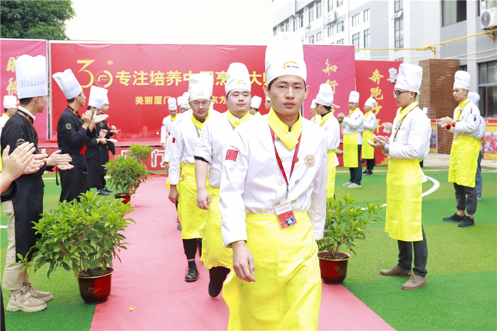 �����¶������ѧУ���ͱ�ҵ��ǰ��������¥������